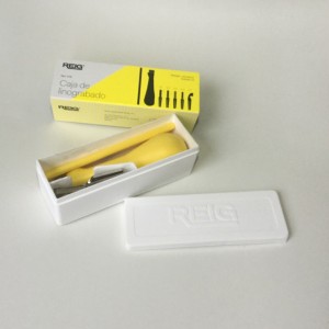 CAJA DE GUBIAS LINOGRABADO CON MANGO Y 5 PLUMILLAS