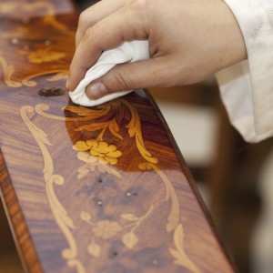 aplicacion RESTAURADOR MUEBLES ANTIGUOS 500 ML LAKEONE