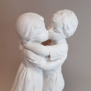 Figura de escayola Niños besándose