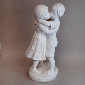 Figura de escayola Niños besándose