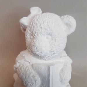 Figura infantil de escayola osita con libro