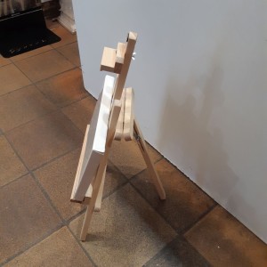 Vista lateral caballete sobremesa con lienzo