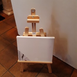 Vista frente caballete sobremesa con lienzo