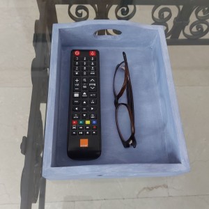 Bandeja pequeña con mando a distancia y gafas