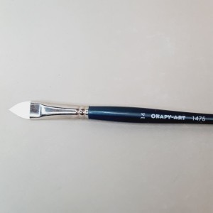 Pincel sintético de tamaño intermedio. Precisión y control.