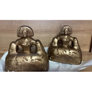 Menina agrietada en dorado