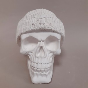 Figura de escayola calavera con gorro vista frente