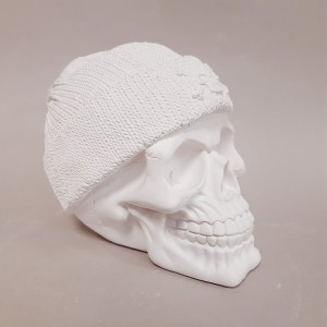 Figura de escayola calavera con gorro vista frente