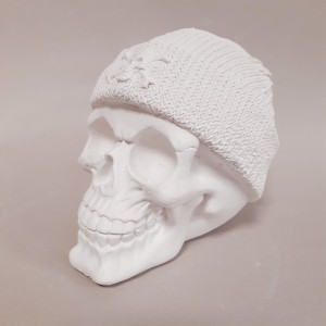 Figura de escayola calavera con gorro vista lateral derecha