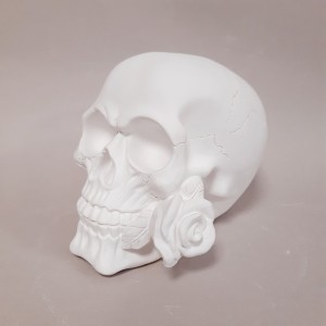 Figura de escayola calavera con rosa vista lateral derecha