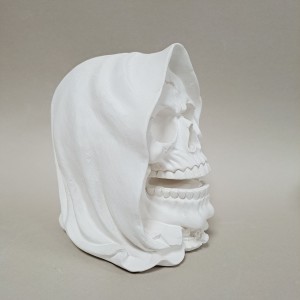 Figura de escayola calavera capa vista frente