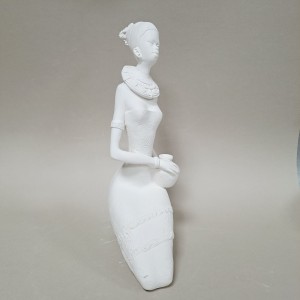 Mujer africana sentada. Figura de escayola