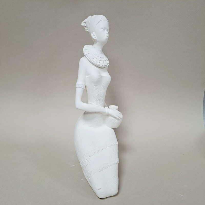 Mujer africana sentada. Figura de escayola