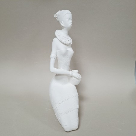 Mujer africana sentada. Figura de escayola