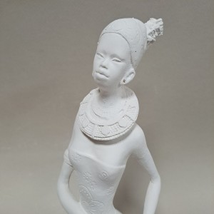 Mujer africana sentada. Figura de escayola