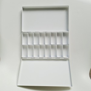 Caja de acuarelas completamente abierta