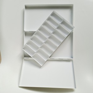 Caja de acuarelas con parte central con pocillos extraíble