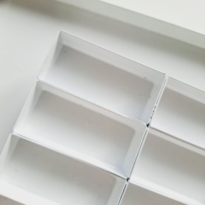 Caja de acuarela detalle de pocillos