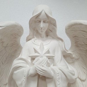 Detalle de figura de escayola de Ángel con Misterio