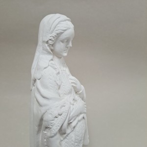 Figura de escayola Dulce Espera, vista de perfil