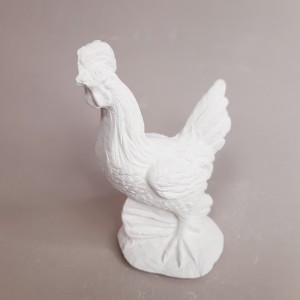 Figura de escayola de gallina plantada para portal de Belén
