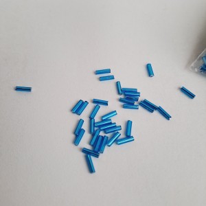 Abalorio Canutillo Azul turquesa oscuro 6 mm. Detalle rocalla