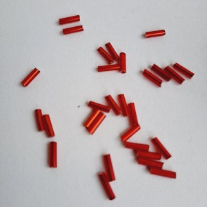 Abalorio Canutillo rojo intenso 6 mm. Detalle rocalla
