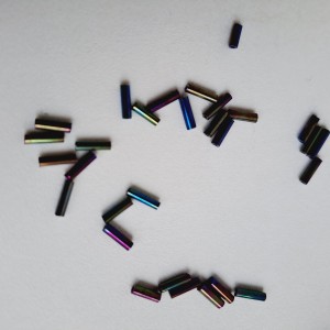 Abalorio Canutillo multicolor 6 mm. Detalle rocalla