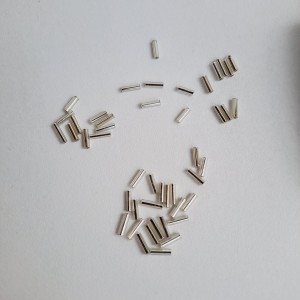 Abalorio Canutillo color plata 6 mm. Detalle rocalla