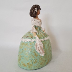 Ejemplo de menina grabada decorada - vista de lado