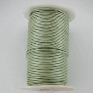 CORDÓN CUERO METÁLICO VERDE PASTEL 2mm POR ROLLOS