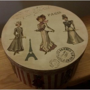 Caja redonda decorada con siluetas como muestra